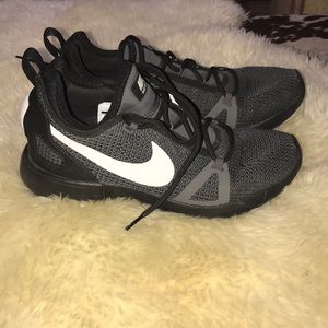 Gently Used Nike Women’s Duel Racer